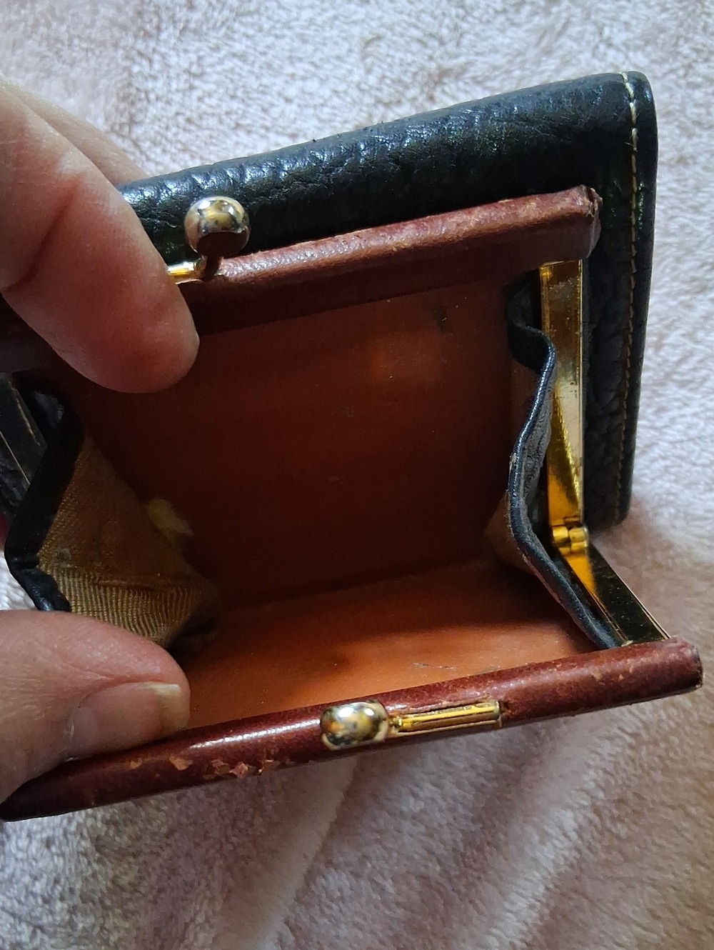 Black and Brown Leather Bifold Wallet with Embossed Crest - Picture 4 of 8